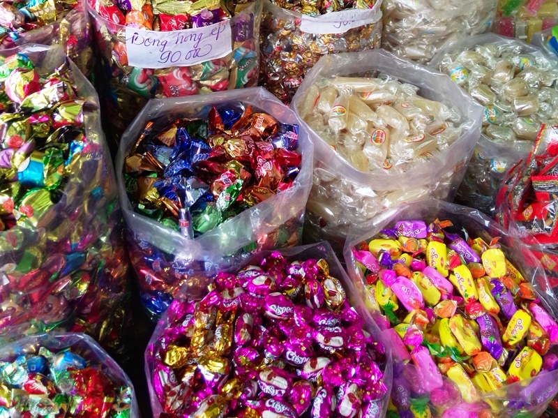 Thị trường bánh kẹo ngày Tết - Mối lo mất vệ sinh an toàn thực phẩm của nhiều gia đình